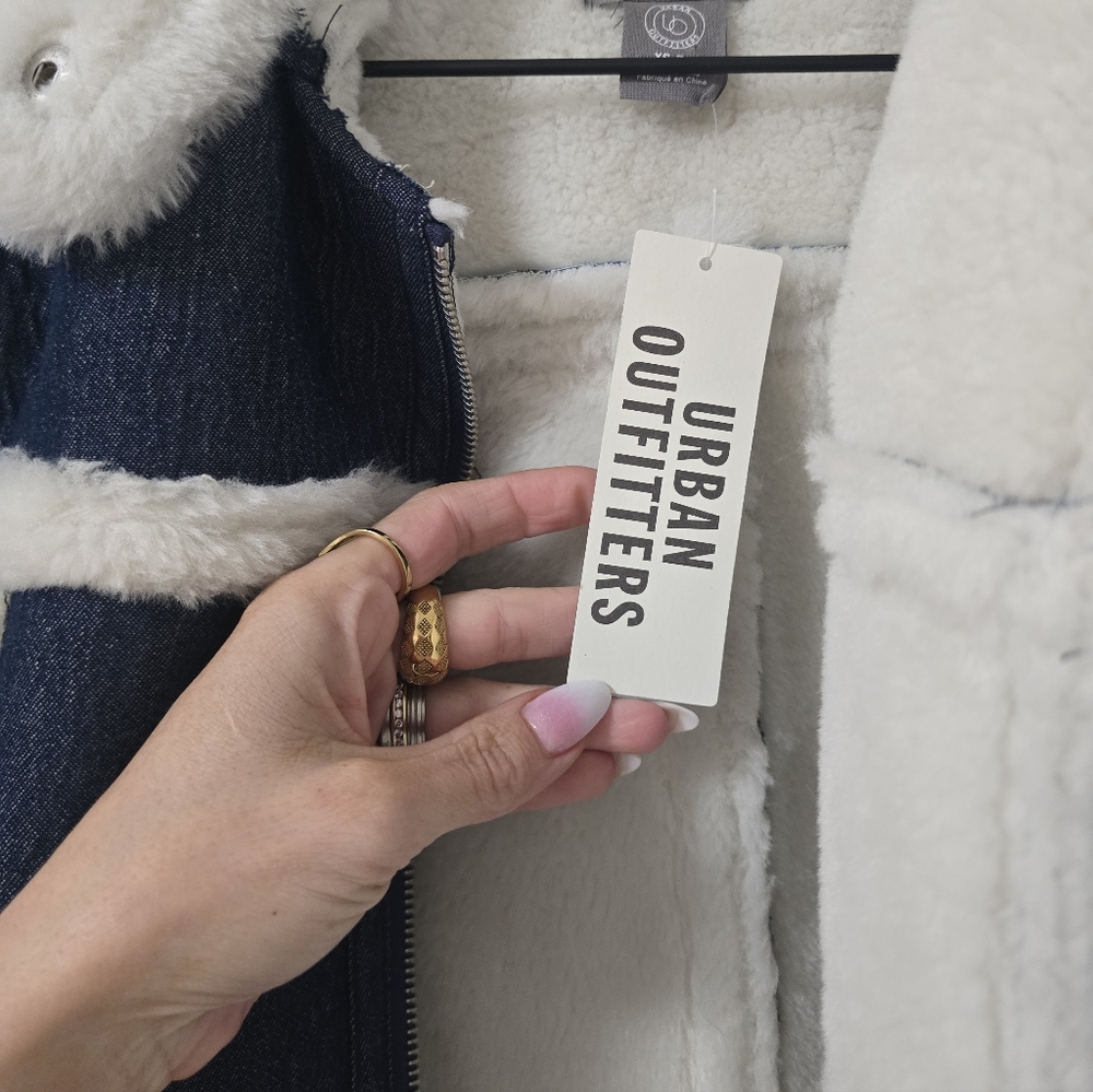 Urban Outfitters Roselyn Faux Shearling Denim Jacket New Size XS - Picture 10 of 11